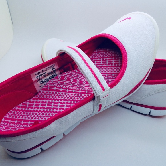 Nike NWT Mary Jane Size 6 White Sneakers Shoes - Picture 2 of 15